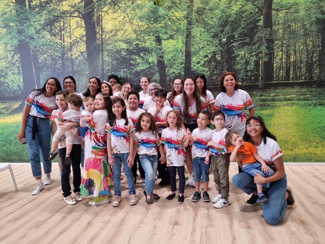 Crianças e voluntárias reunidas na igreja