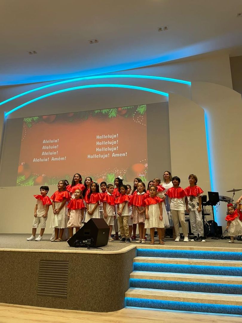 Crianças no altar durante apresentação